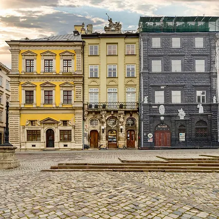 на площі ринок 3 *