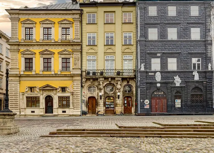 на площі ринок 3 *